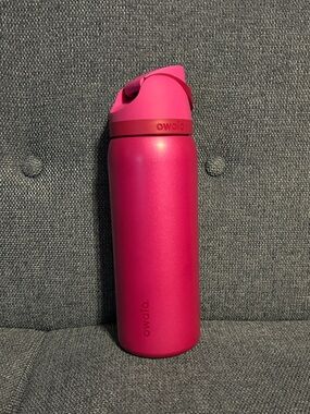 Owala FreeSip 32 oz Bottle - Read My Lips  (Pink)